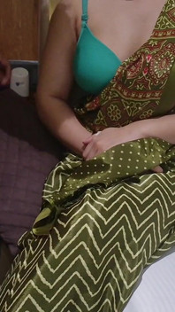 Ấn Độ bhabhi bị đụ từ phía sau trong khi đuổi theo quần áo