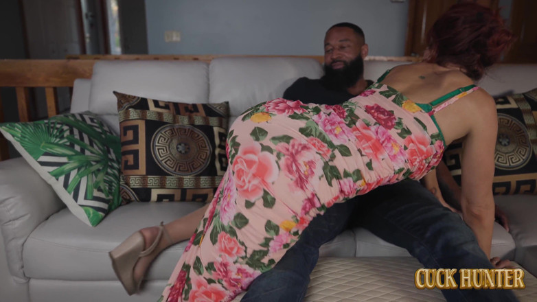 Cuck Hunter: Dicke rothaarige MILF elise london genießt bbc einer freundin