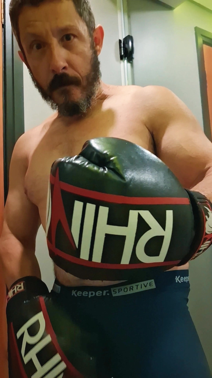 Punchbagplz: Gouine Wrestler - sesi latihan ibadah otot sudut pandangan pertama