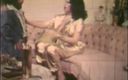 Vintage megastore: Une naine vintage baise des filles noires à gros nichons