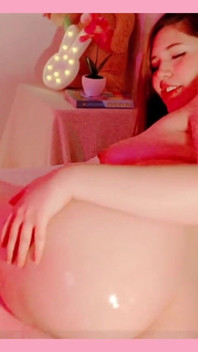 Ukii Aceita Su Gran Culo