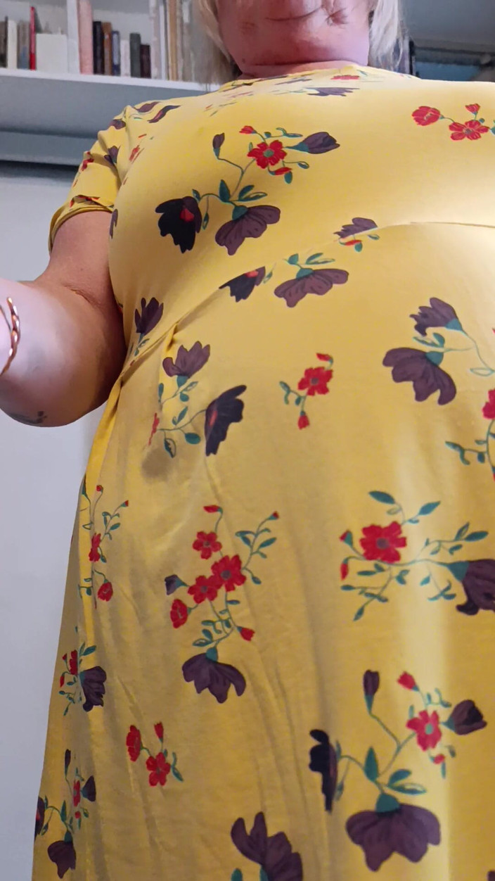 Liza XL: 오줌을 싸는 자이언트 할머니 "손자"