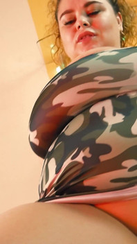 MILF Met Enorme Tieten Stuitert Op Grote Dildo
