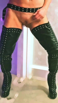 Katlicious seksi yürüyüşle azdırıyor ve deri kalçalı çizmelerle dans ediyor