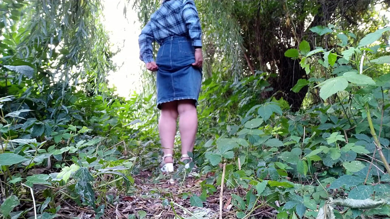 Elena: Madrastra rusa meando al aire libre con un plug anal...