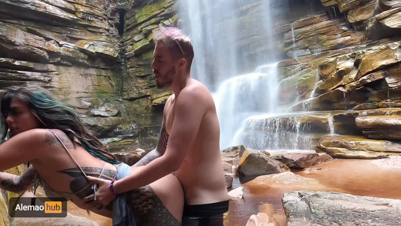 Alemao Hub: Pepek basah Dreadhot dikongkek di bawah air terjun