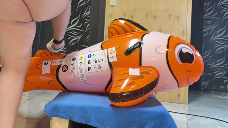 BeachBallsDuo: 250ポンドのBBWに押しつぶされる3つの巨大なインフレータブルおもちゃ 裸!