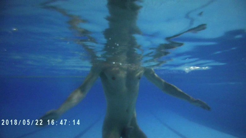 outdoor-fun: Piscina pública cubierta solo sin cortar, desnudo, ajuste, natación de...