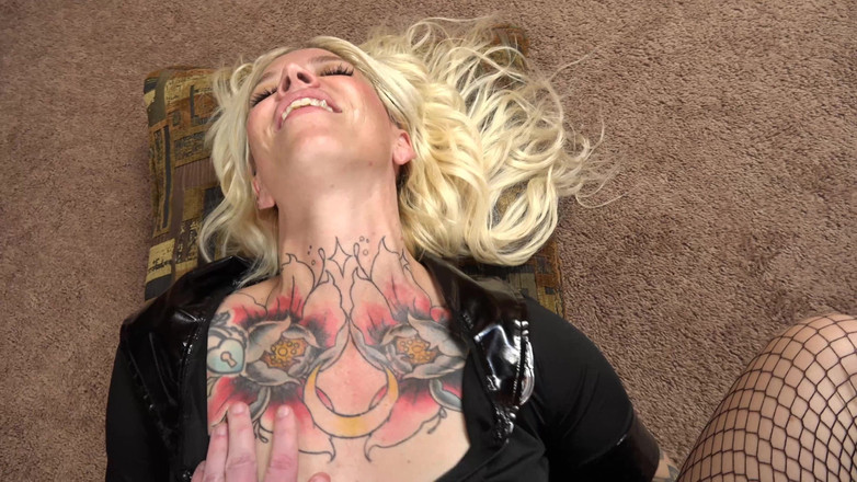 ChickPass Amateurs: La oficial Jones obtiene su muestra de adn de semen