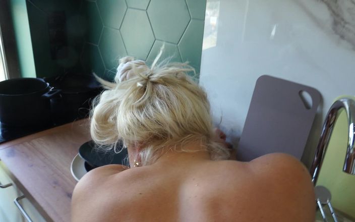 LoveHomePorn: Milf blondă cu țâțe mari este futută în bucătărie