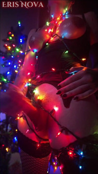 Eris Nova se masturba envuelta con luces de navidad
