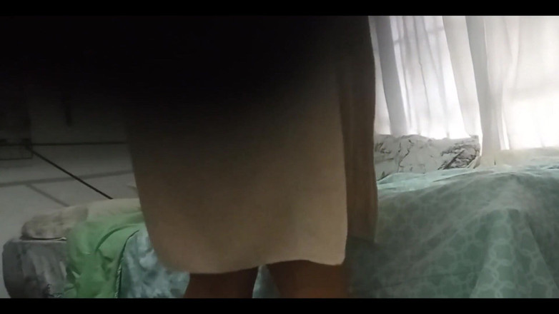 Karmicoxv: 携帯電話は自分の部屋に隠しました。彼女はとても魅力的で、大きなお尻を見せています