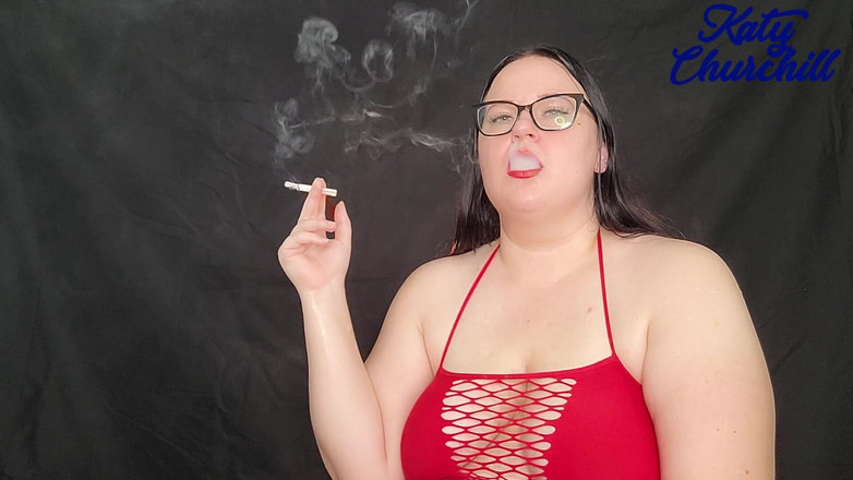 Katy Churchill: 大号美女在连锁吸烟时鼓励吸烟