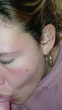 Blowjob buatan sendiri di bilik air dubur argentina mengambil pancutan besar di dalam mulutnya