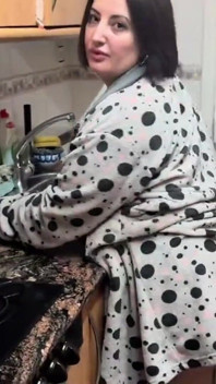 我下班回家看到她穿着睡袍在厨房打扫，我给她用炉子和锅碗瓢盆夹的法兰克皮，我和她做爱非常富有