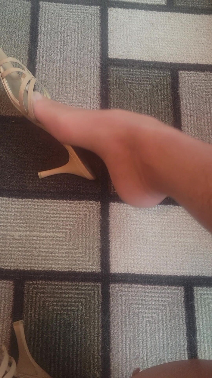 Feet Lover: Topuklu ve naylon çorapla mastürbasyon yapıyor ve topuğa boşalıyor