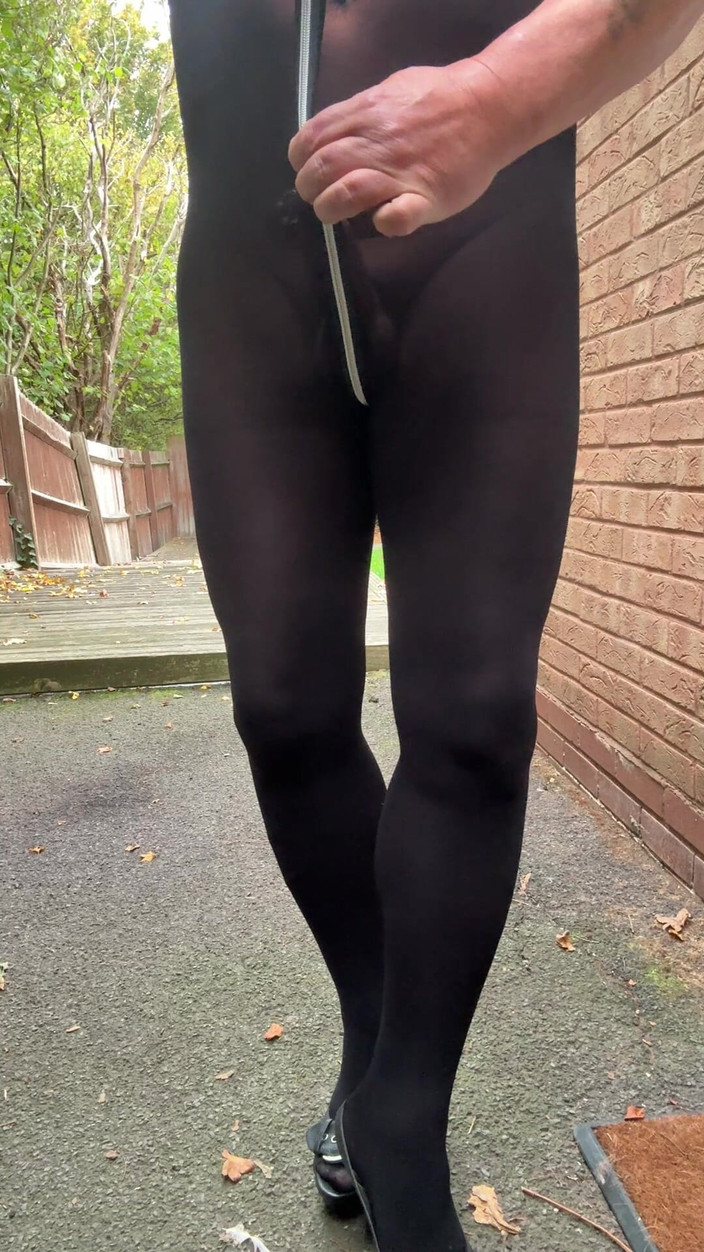 Kellycd2022: 性感的kellycd2022在我的紧身连衣裤和高跟鞋的清晨木挑逗