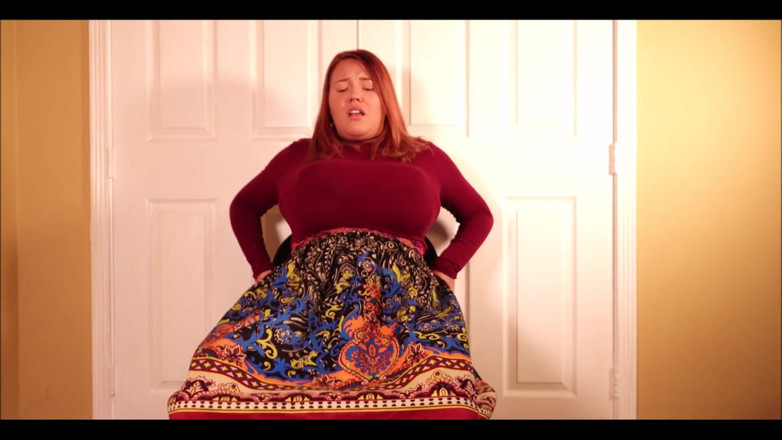 Annabelle Rogers: Orgasmes étroits avec des cols roulé sur une chaise vibromasseur !