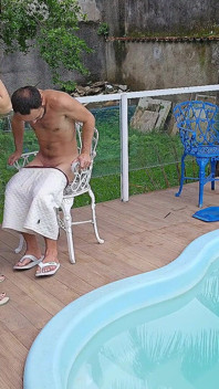 Apartmandaki zengin kızlar havuzda yardım istedi ve işler ters gitti