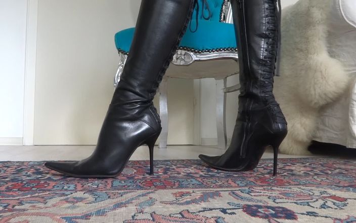 Lady Victoria Valente: Jehlové kožené boty ukazují vysoké podpatky