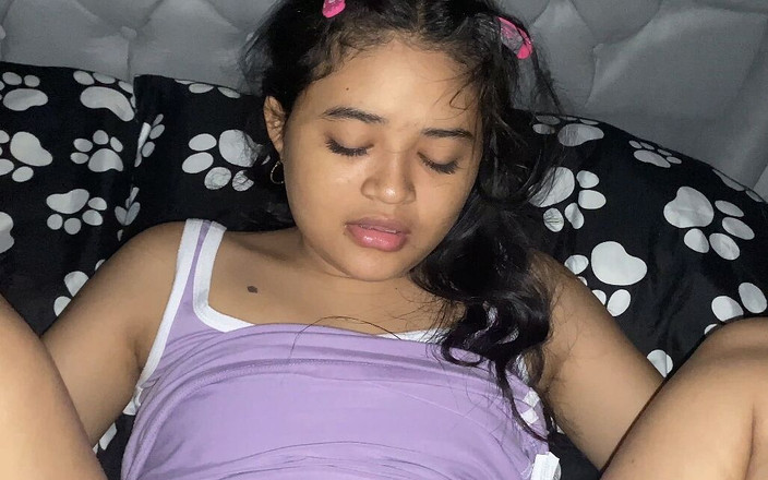 Yohamedi: 의붓여동생이 제가 옆에서 자위하는 걸 눈치채고 그녀의 반응을 믿을 수가 없어요