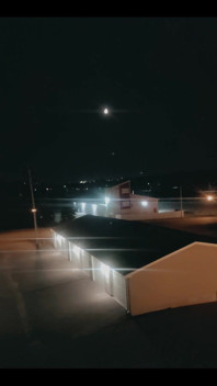 Cepillarme por el aire de la noche a través de mi desnudez es tan emocionante