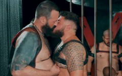 Sitges 14, orgie d’ours, partie 1, btrucker 4k Modifier