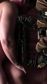 Blonde MILF lernt, dicken schwanz im stall wild zu reiten