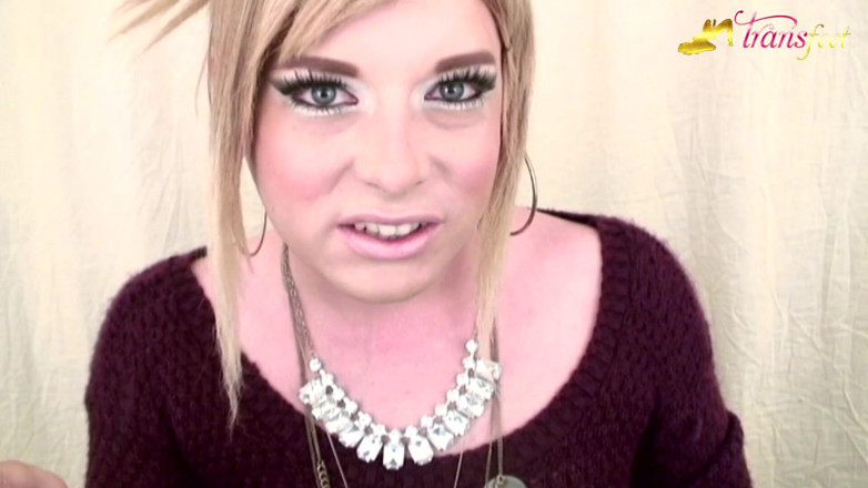 Trans and Cross-Dressers Feet: Mallory la trans blonde et ses beaux ongles roses