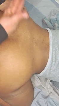 Une riche brune au corps excellent hurle de plaisir quand elle sent toute ma bite en elle