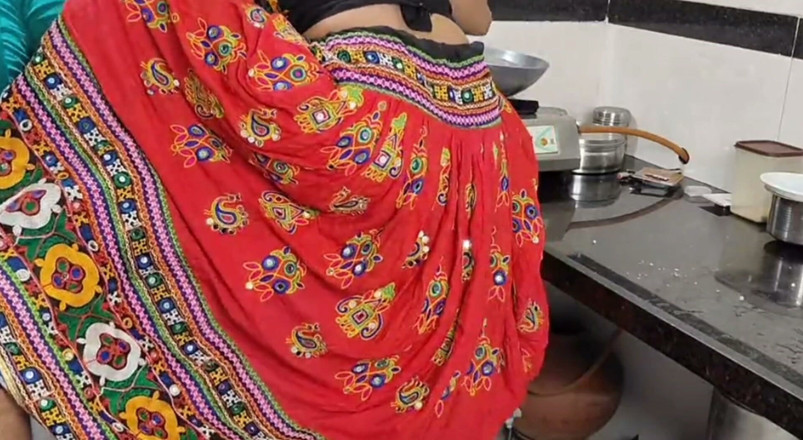 Kavitha_Vintho_: Indian Desi Aunty Show Our Hot Hairy Pusssy in Kitchen...