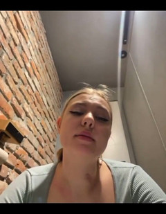 JuiceLussie: ジムでのトレーニング中の狂った水吹き