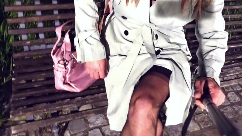 Loreley add: Crossdresser nosi klatkę penisa i szelki na zewnątrz