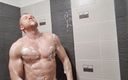 Martin Hard: 筋肉質の男と大きなディックシャワーを浴びて、けいれんオフと精液を食べる