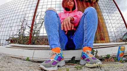 Pee Adventures: Chcaní přes její těsné modré džíny venku