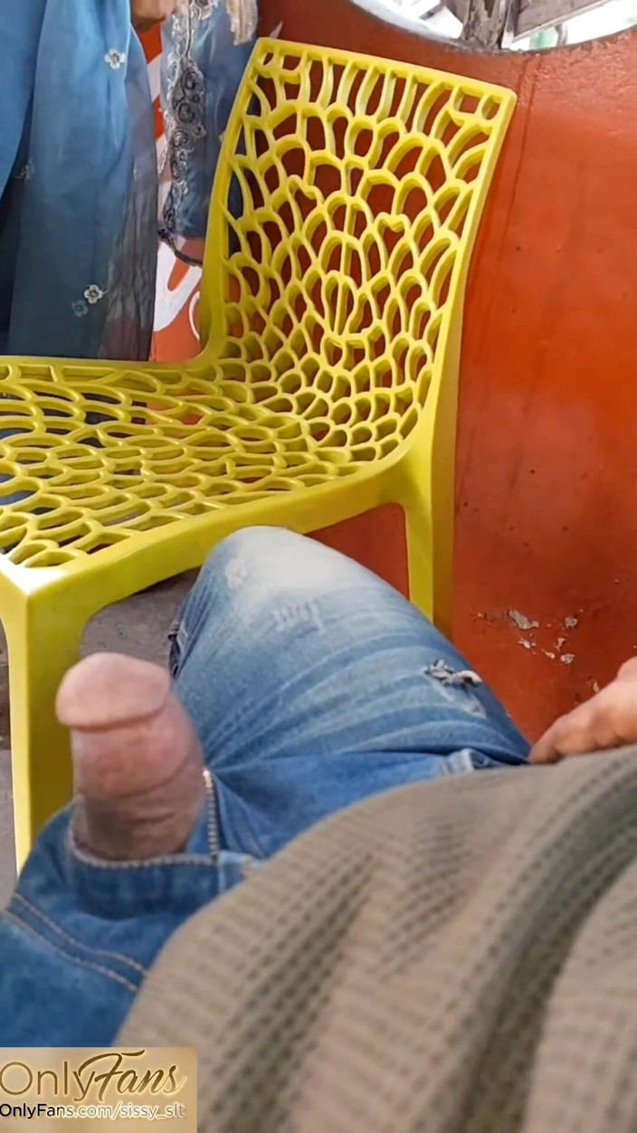 Submissive couple: Hijabi Girl Outdoor Risky Oral Sex with Small Cock