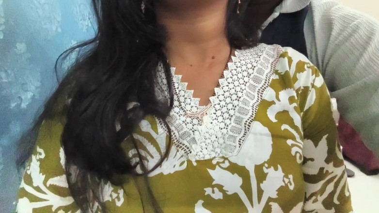 Premi pooja: 女大学生和你的男友一起来游荡 - 告诉部落去大学 - 户外森林村哥性爱整晚。