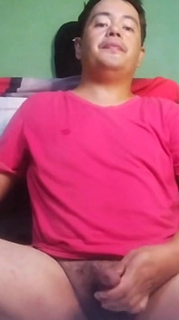 Guapo pinoy granjero se masturba antes de comenzar a trabajar en la granja