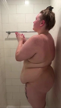 Piggy Rose Streams avec un gros ours sous la douche dans une chambre d’hôtel à Miami