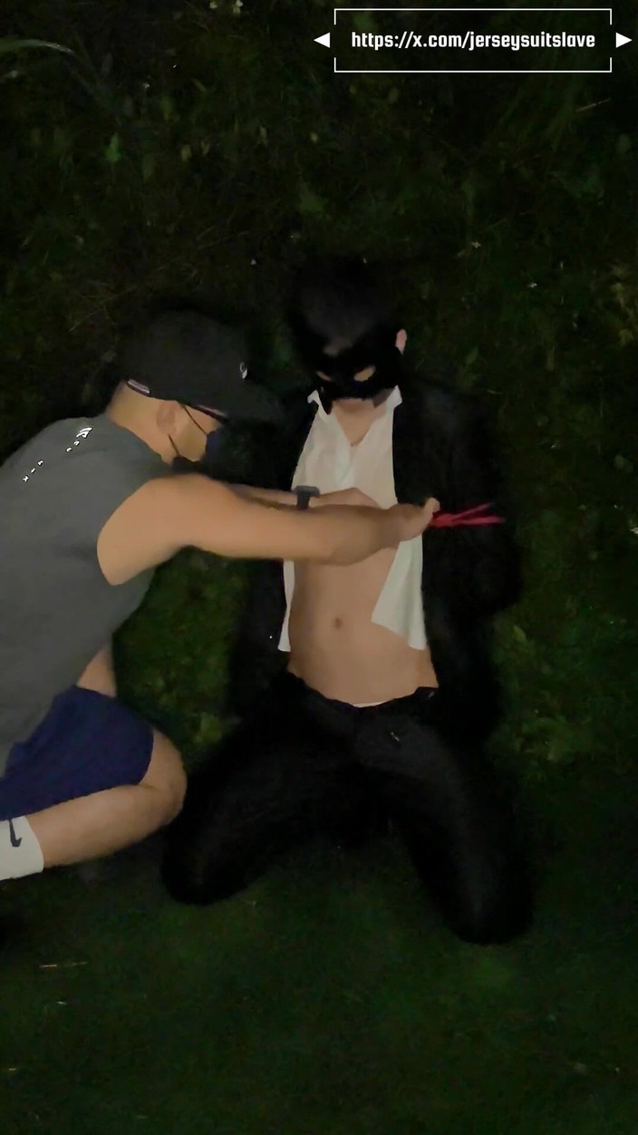 Human Urinal: Setelan itu melawan rasa malu dan penghinaan di alam liar