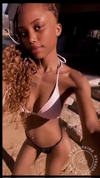 Bellezza keniota che fa spogliarello in sud-africa