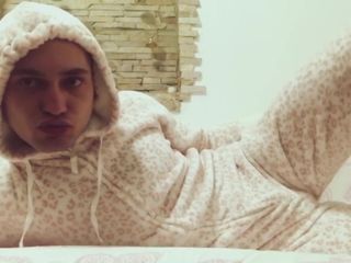 Merry Bell: Maricas garoto de pijama engole vibrador profundamente
