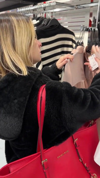 Stavo Comprando Dei Vestiti, Il Commesso Mi Ha Spiata Nei Camerini, E Ha Fine Turno L'ho Aspettato per Succhiargli Il Cazzo