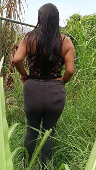 Une latina à gros cul se promène nue dehors !