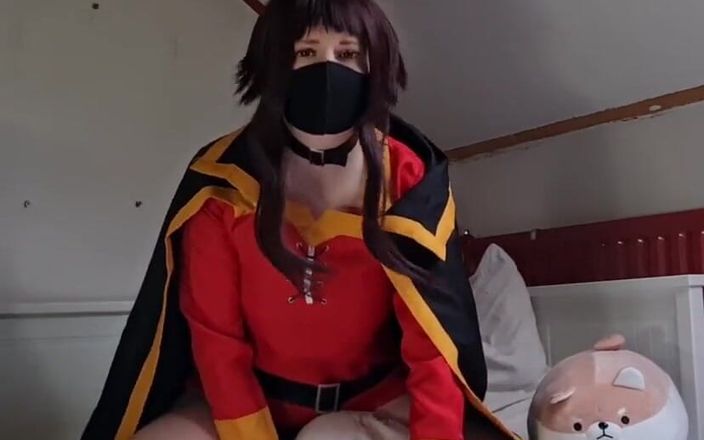 kyu_misa: Megumin opta per una sveltina mentre scopa un cuscino