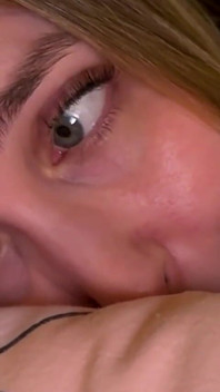 Ojczym nie mógł się oprzeć i zerżnął swoją pasierbicę dużym tyłkiem