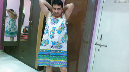 Cute & Nude Crossdresser: Süßer sissy-transvestiert femboy Sweet Lollipop in einem strandkleid mit einem...