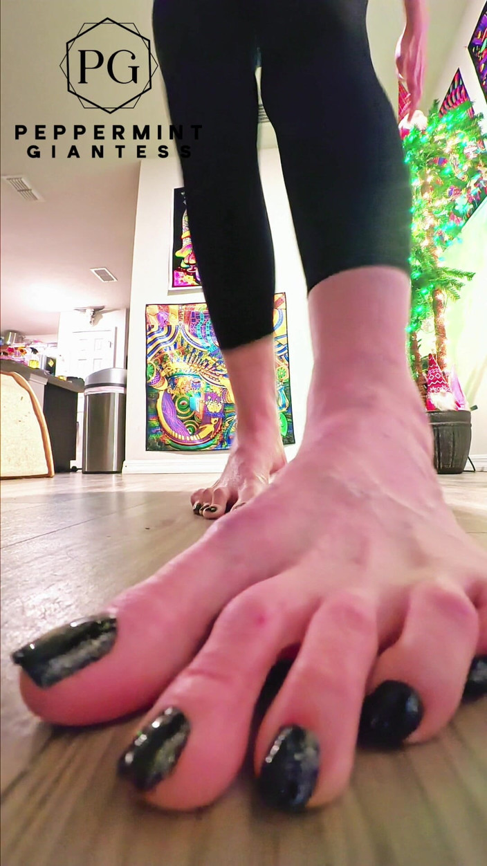 Peppermint Giantess: 67 ジャイアンテス サイズ16 裸足踏みでスローモーションで破壊