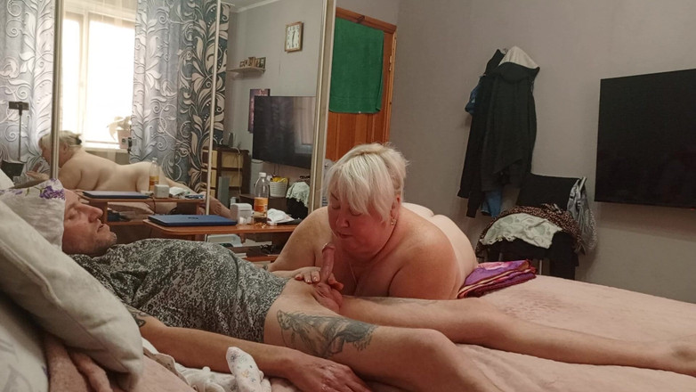 Zona901: Tetanggaku bantuin aku crot dengan nyepong kontolku