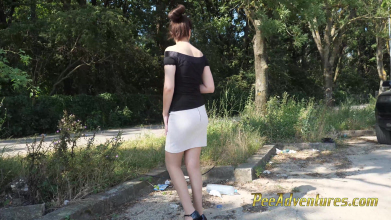 Pee Adventures: Spät zu einem treffen, das ich ziehen und im freien...